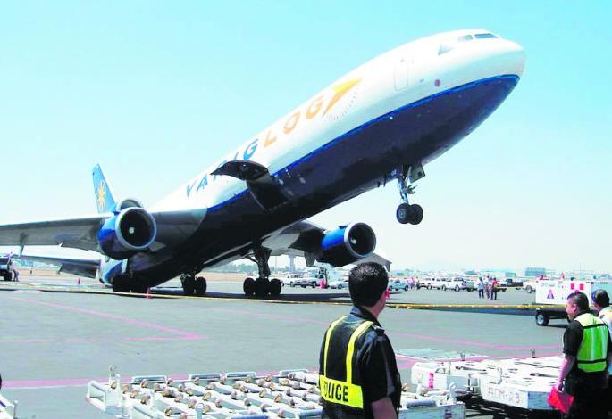 Nearly 22 buildings near Nagpur Airport were destroyed | नागपूर विमानतळाजवळील २२ इमारतींवर संक्रांत Nearly 22 buildings near Nagpur Airport were destroyed | नागपूर विमानतळाजवळील २२ इमारतींवर संक्रांत