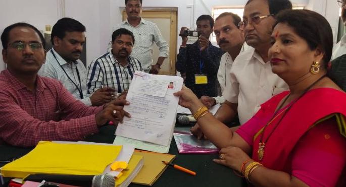 Jyoti Chandrasekhar Bawanakule filled out the application form | Maharashtra Election 2019; ज्योती चंद्रशेखर बावनकुळे यांनी कामठीतून भरला अर्ज Jyoti Chandrasekhar Bawanakule filled out the application form | Maharashtra Election 2019; ज्योती चंद्रशेखर बावनकुळे यांनी कामठीतून भरला अर्ज