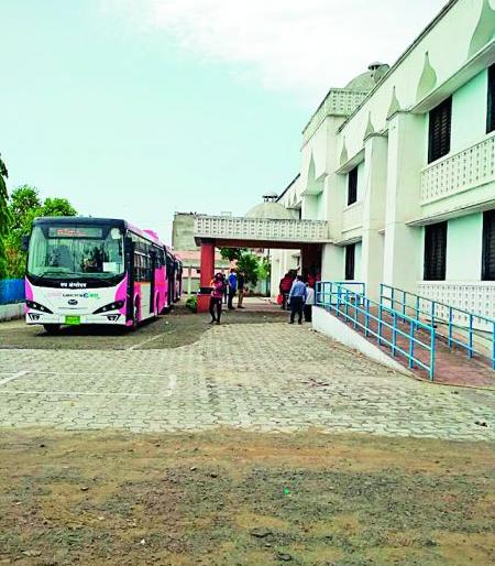 Confusion of citizens from home quarantine, increase in administrative difficulty | होम क्वारंटाइनवरून नागरिकांचा गोंधळ, प्रशासनाच्या अडचणीत वाढ Confusion of citizens from home quarantine, increase in administrative difficulty | होम क्वारंटाइनवरून नागरिकांचा गोंधळ, प्रशासनाच्या अडचणीत वाढ