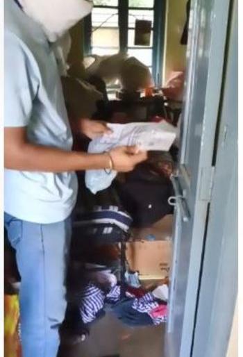 Students enter a quarantine center in Nagpur | चक्क नागपुरातील एका ‘क्वारंटाईन’ केंद्रात शिरले विद्यार्थी Students enter a quarantine center in Nagpur | चक्क नागपुरातील एका ‘क्वारंटाईन’ केंद्रात शिरले विद्यार्थी