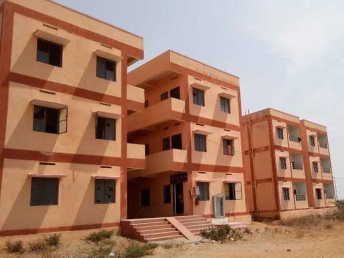 Discrimination in distribution quarters to employees | कर्मचाऱ्यांना निवासस्थान वाटपात भेदभाव Discrimination in distribution quarters to employees | कर्मचाऱ्यांना निवासस्थान वाटपात भेदभाव