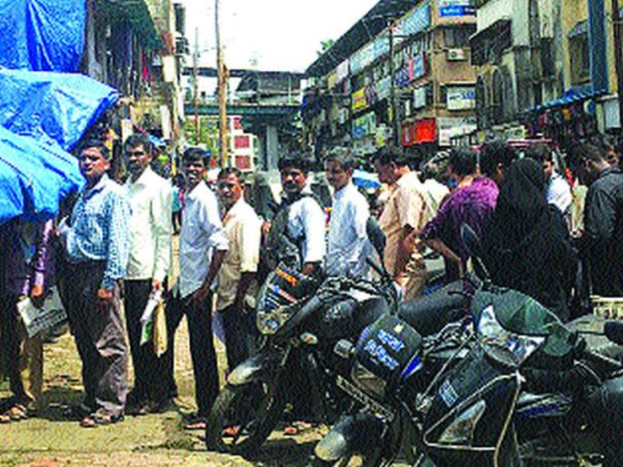 Sufferless orange villager for losses | नुकसान भरपाईसाठी पीडित नारंगी ग्रामस्थ तासंतास रांगेत Sufferless orange villager for losses | नुकसान भरपाईसाठी पीडित नारंगी ग्रामस्थ तासंतास रांगेत