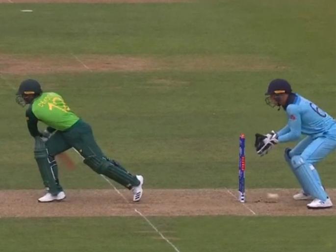ICC World Cup 2019 : Quinton de Kock survives Adil Rashid's Googly as bails fail to come off | ICC World Cup 2019 : इंग्लंड-आफ्रिका सामन्यात चेंडू स्टम्प्सवर आदळला अन् लाइटही पेटली, पण...