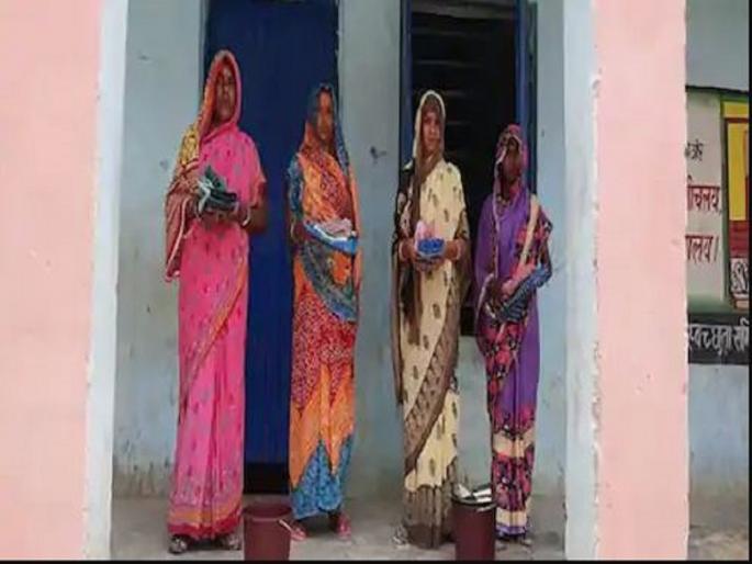 Bihar Quarantine Centre Shocking Women Got Lungi Instead Of Saree-SRJ | संतापजनक, क्वॉरंटाईन केलेल्या महिलांना साड्यांऐवजी देण्यात आली लुंगी Bihar Quarantine Centre Shocking Women Got Lungi Instead Of Saree-SRJ | संतापजनक, क्वॉरंटाईन केलेल्या महिलांना साड्यांऐवजी देण्यात आली लुंगी