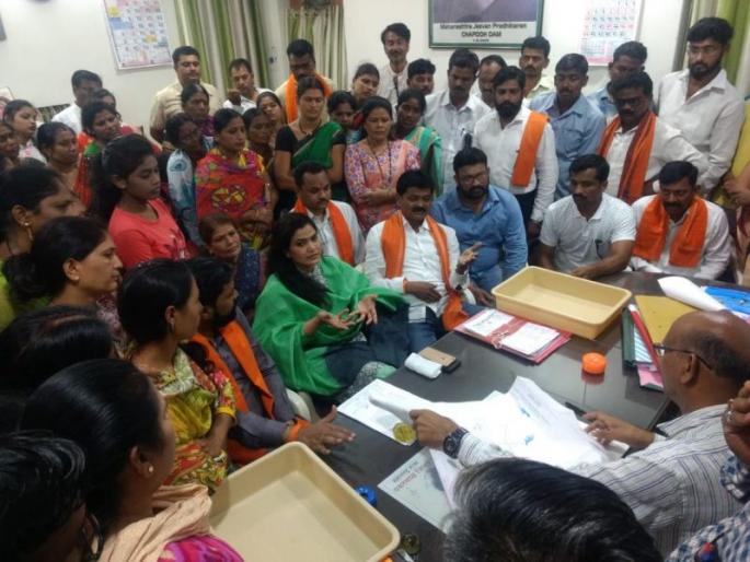 Yavatmal attacked Shivsainik Jeevan Pradhikaran; Water supply stoppage for 15 days | यवतमाळात शिवसैनिक जीवन प्राधिकरणावर धडकले; १५ दिवसांपासून पाणीपुरवठा ठप्प Yavatmal attacked Shivsainik Jeevan Pradhikaran; Water supply stoppage for 15 days | यवतमाळात शिवसैनिक जीवन प्राधिकरणावर धडकले; १५ दिवसांपासून पाणीपुरवठा ठप्प