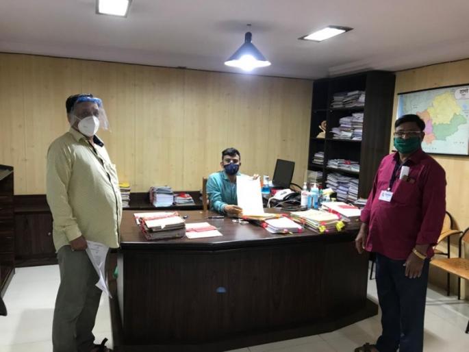 A striking movement of employees to maintain contracts with frozen financial gain | गोठवलेला आर्थिक लाभासह कंत्राटींना कायम करण्यासाठी कर्मचाऱ्यांचे लक्षवेध आंदोलन