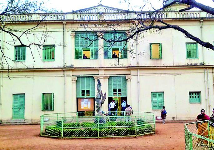 Rabindranath Tagore death anniversary special; Tree plantation in Shantiniketan style | रवींद्रनाथ टागोर पुण्यतिथी विशेष; शांतिनिकेतन शैलीत होणार वृक्षारोपण Rabindranath Tagore death anniversary special; Tree plantation in Shantiniketan style | रवींद्रनाथ टागोर पुण्यतिथी विशेष; शांतिनिकेतन शैलीत होणार वृक्षारोपण