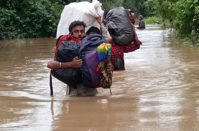 People travel through flood waters in Gadchiroli district | गडचिरोलीकरांचे पुराच्या पाण्यातून धोकादायक मार्गक्रमण People travel through flood waters in Gadchiroli district | गडचिरोलीकरांचे पुराच्या पाण्यातून धोकादायक मार्गक्रमण