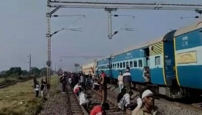 Cracks on Nagpur-Mumbai Railway track ; Traffic affected two hours | नागपूर-मुंबई रेल्वेमार्गाला तडे; वाहतूक दोन तास प्रभावित Cracks on Nagpur-Mumbai Railway track ; Traffic affected two hours | नागपूर-मुंबई रेल्वेमार्गाला तडे; वाहतूक दोन तास प्रभावित