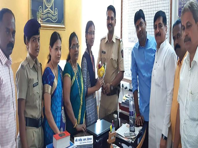 Women's Day Special: Police inspector becomes student for a day | Women's Day Special: एक दिवसासाठी विद्यार्थिनी झाली पोलीस निरीक्षक Women's Day Special: Police inspector becomes student for a day | Women's Day Special: एक दिवसासाठी विद्यार्थिनी झाली पोलीस निरीक्षक