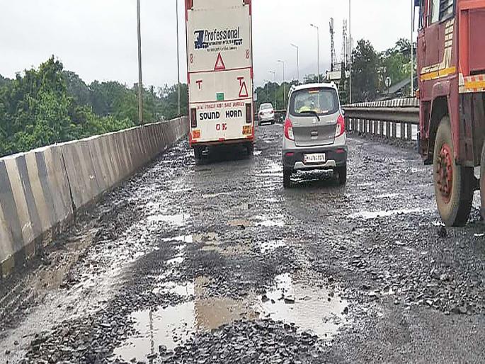 Lack of water drain on flyovers; | उड्डाणपुलांवर पाणी निचऱ्याचा अभाव; पनवेल मुंब्रा महामार्गावर दुरुस्तीकडे दुर्लक्ष  Lack of water drain on flyovers; | उड्डाणपुलांवर पाणी निचऱ्याचा अभाव; पनवेल मुंब्रा महामार्गावर दुरुस्तीकडे दुर्लक्ष