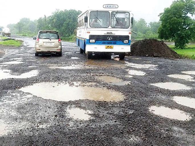 Mumbai-Goa Highway Damage in rain, potholes on highway | मुंबई-गोवा महामार्गाची दैना; चाकरमान्यांचा परतीचा प्रवास खडतर Mumbai-Goa Highway Damage in rain, potholes on highway | मुंबई-गोवा महामार्गाची दैना; चाकरमान्यांचा परतीचा प्रवास खडतर