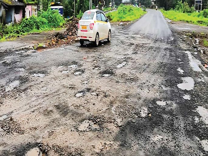 'Disruption' of pits on Mumbai-Goa highway; Rough travel due to pits | मुंबई-गोवा महामार्गावर खड्ड्यांचे ‘विघ्न’; खड्ड्यांमुळे खडतर प्रवास 'Disruption' of pits on Mumbai-Goa highway; Rough travel due to pits | मुंबई-गोवा महामार्गावर खड्ड्यांचे ‘विघ्न’; खड्ड्यांमुळे खडतर प्रवास
