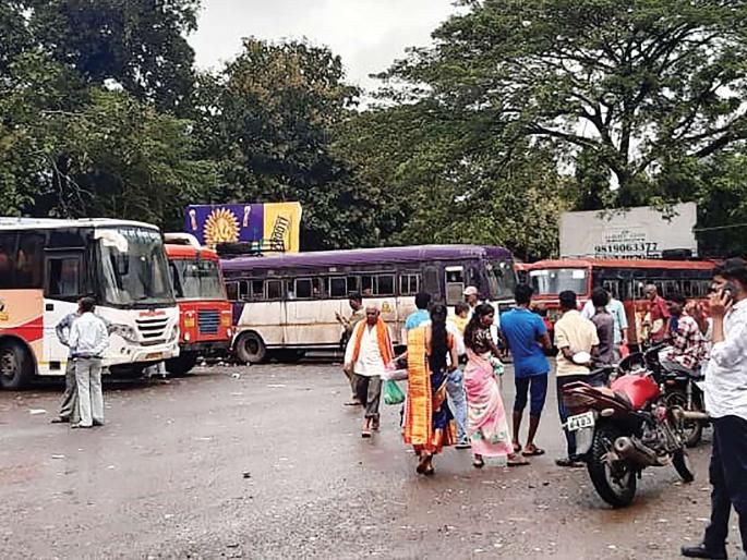 ST prefers for return trips; Crowds of people flock to the bus stop | परतीच्या प्रवासासाठी एसटीला पसंती; चाकरमान्यांची बसस्थानकात गर्दी ST prefers for return trips; Crowds of people flock to the bus stop | परतीच्या प्रवासासाठी एसटीला पसंती; चाकरमान्यांची बसस्थानकात गर्दी