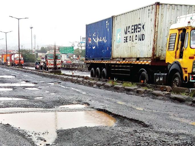 Repair of the Patalganga bridge; Traffic is slow because traffic is slow | पाताळगंगा पुलाची दुरवस्था; वाहतूक मंद गतीने होत असल्याने कोंडी Repair of the Patalganga bridge; Traffic is slow because traffic is slow | पाताळगंगा पुलाची दुरवस्था; वाहतूक मंद गतीने होत असल्याने कोंडी