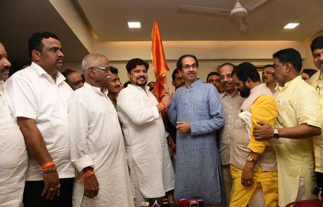 Social war in the Shiv Sena party at the entrance of the underground coast; Annoyance tone | अवधूत तटकरेंच्या प्रवेशावरून शिवसेना पक्षात सोशल वॉर; नाराजीचा सूर Social war in the Shiv Sena party at the entrance of the underground coast; Annoyance tone | अवधूत तटकरेंच्या प्रवेशावरून शिवसेना पक्षात सोशल वॉर; नाराजीचा सूर