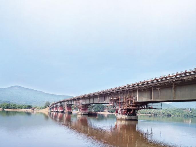 Locust-flood-maze closed the route; Repair of the bridge for three months | टोळ-महाप्रळ-आंबेत मार्ग बंद; तीन महिने पुलाची दुरुस्ती Locust-flood-maze closed the route; Repair of the bridge for three months | टोळ-महाप्रळ-आंबेत मार्ग बंद; तीन महिने पुलाची दुरुस्ती