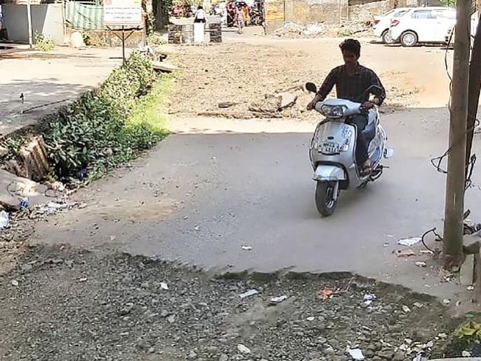 Anger from the loan takers for reducing the width of the road | रस्ताची रुंदी कमी केल्याने कर्जतकरांमधून संताप Anger from the loan takers for reducing the width of the road | रस्ताची रुंदी कमी केल्याने कर्जतकरांमधून संताप