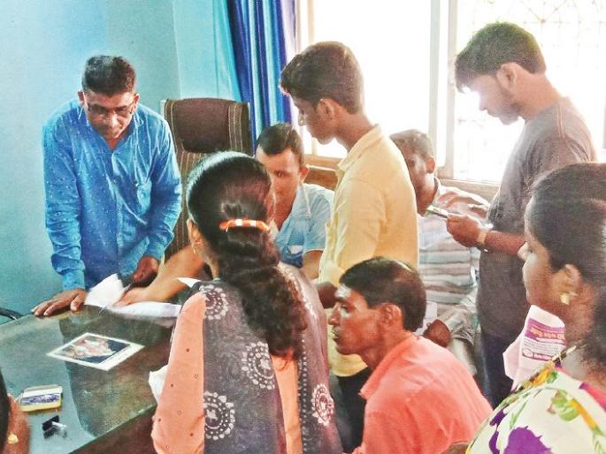 Consumers angry against Mahadevran in Srivardhan; The crowd at the Borlipan office | श्रीवर्धनमध्ये महावितरणविरोधात ग्राहक संतप्त; बोर्लीपंचतन कार्यालयात गर्दी