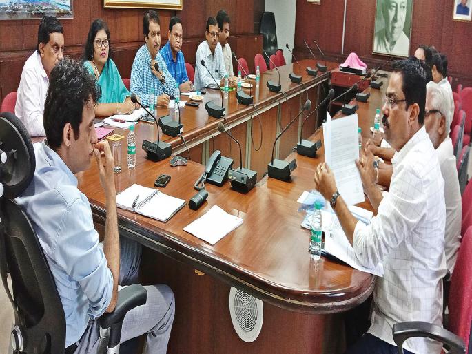 Heavy traffic stopped for eight hours a day; JNPT promises | अवजड वाहतूक दिवसात आठ तास बंंद; जेएनपीटीचे आश्वासन Heavy traffic stopped for eight hours a day; JNPT promises | अवजड वाहतूक दिवसात आठ तास बंंद; जेएनपीटीचे आश्वासन