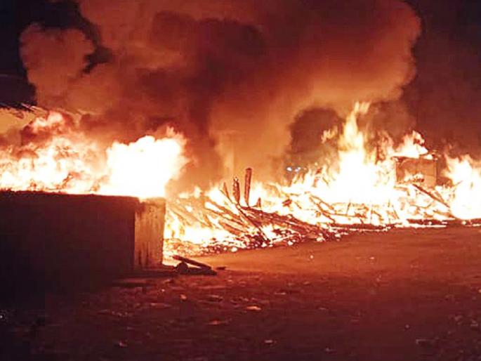 Three boats fire in Rajapuri port area | राजापुरी बंदर परिसरात तीन होड्यांना आग; मच्छीमार जाळीही खाक Three boats fire in Rajapuri port area | राजापुरी बंदर परिसरात तीन होड्यांना आग; मच्छीमार जाळीही खाक