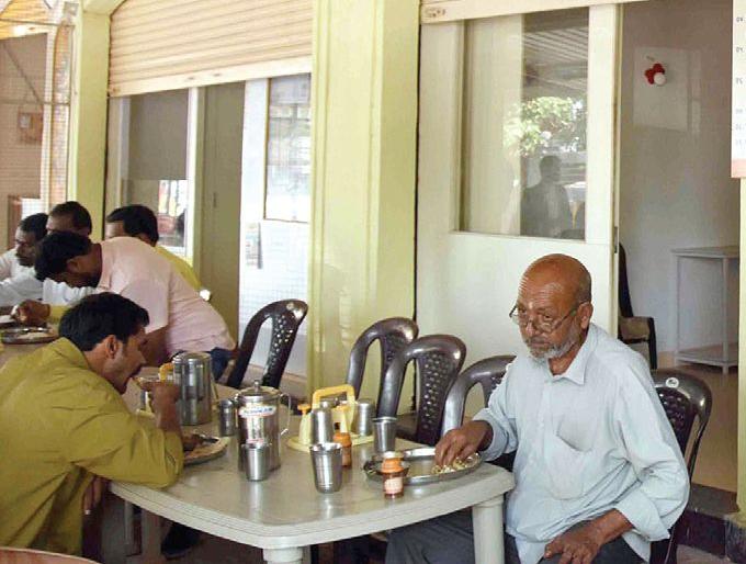 Seven Shiv Bhoj Kendras started in the district; Approval of 3 plates in Alibaug | जिल्ह्यात सात शिवभोजन केंद्रे सुरू; अलिबागमध्ये २५० थाळ्यांना मंजुरी Seven Shiv Bhoj Kendras started in the district; Approval of 3 plates in Alibaug | जिल्ह्यात सात शिवभोजन केंद्रे सुरू; अलिबागमध्ये २५० थाळ्यांना मंजुरी