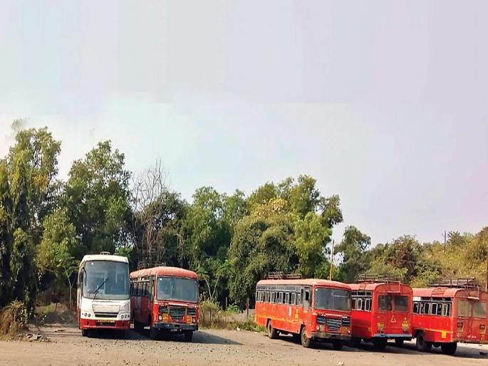 ST employees receive a pay cut of 5 percent; Only 3% salary deposit | एसटी कर्मचाऱ्यांची ३० टक्के वेतनकपात; ७० टक्केच पगार जमा ST employees receive a pay cut of 5 percent; Only 3% salary deposit | एसटी कर्मचाऱ्यांची ३० टक्के वेतनकपात; ७० टक्केच पगार जमा