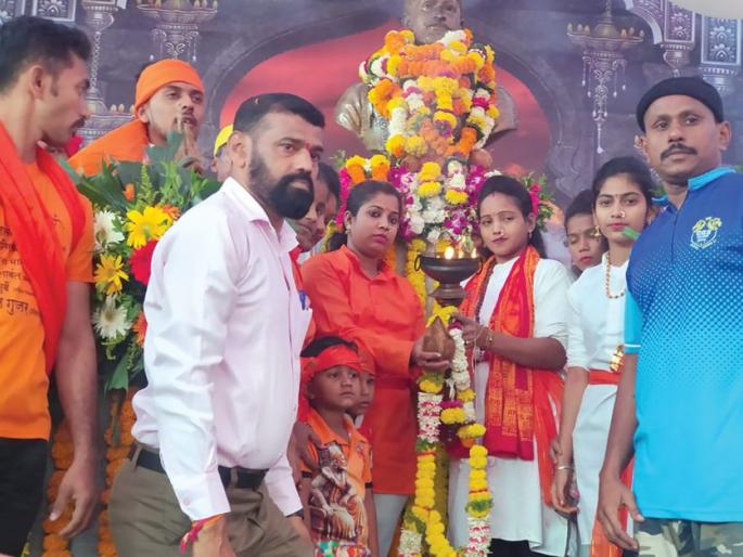 Shivajyot brought by female Shiva devotees; From Raigad to Birwadi | महिला शिवभक्तांनी आणली शिवज्योत; किल्ले रायगड ते बिरवाडी दौड Shivajyot brought by female Shiva devotees; From Raigad to Birwadi | महिला शिवभक्तांनी आणली शिवज्योत; किल्ले रायगड ते बिरवाडी दौड