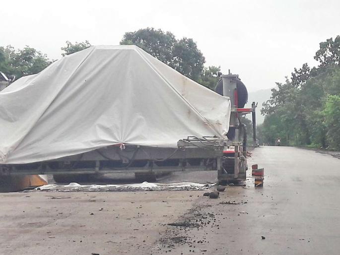 All works on roads in Karjat taluka closed; Traveling through the pits is difficult | कर्जत तालुक्यातील रस्त्यांची सर्व कामे बंद; खड्ड्यांतून प्रवास कठीण All works on roads in Karjat taluka closed; Traveling through the pits is difficult | कर्जत तालुक्यातील रस्त्यांची सर्व कामे बंद; खड्ड्यांतून प्रवास कठीण