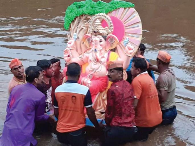 Crowd of devotees to watch the immersion procession; Accurate police settlement | विसर्जन मिरवणूक पाहण्यासाठी भाविकांची गर्दी; चोख पोलीस बंदोबस्त Crowd of devotees to watch the immersion procession; Accurate police settlement | विसर्जन मिरवणूक पाहण्यासाठी भाविकांची गर्दी; चोख पोलीस बंदोबस्त