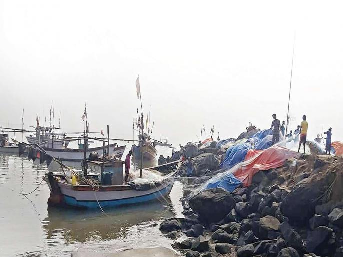 Dighi Port deprived of basic facilities; Fishermen suffer due to jet lag | दिघी बंदर मूलभूत सुविधांपासून वंचित; जेट्टी मोडकळीस आल्याने मच्छीमारांना त्रास Dighi Port deprived of basic facilities; Fishermen suffer due to jet lag | दिघी बंदर मूलभूत सुविधांपासून वंचित; जेट्टी मोडकळीस आल्याने मच्छीमारांना त्रास