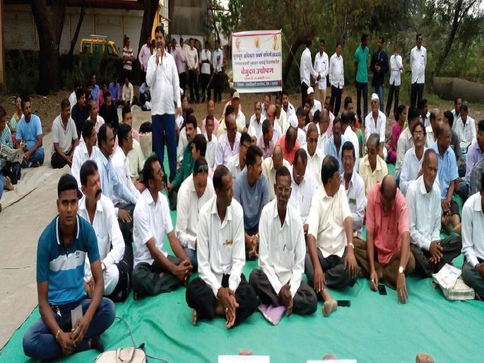 Unemployment fast for fishery farmers; Penn stood in front of the province office | मच्छीपालन करणाऱ्या शेतकऱ्यांचे बेमुदत उपोषण; पेण प्रांत कार्यालयासमोर ठिय्या Unemployment fast for fishery farmers; Penn stood in front of the province office | मच्छीपालन करणाऱ्या शेतकऱ्यांचे बेमुदत उपोषण; पेण प्रांत कार्यालयासमोर ठिय्या