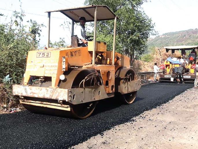 Repair of a dilapidated road; A new asphalt on the beach | दिवेआगर-भरडखोल रस्त्याची दुरुस्ती; समुद्रकिनारी मार्गावर नव्याने डांबरीकरण Repair of a dilapidated road; A new asphalt on the beach | दिवेआगर-भरडखोल रस्त्याची दुरुस्ती; समुद्रकिनारी मार्गावर नव्याने डांबरीकरण