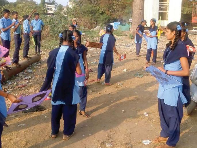 Women participate in kite festival in Penn; Student participation | पेणमध्ये पतंग महोत्सवात महिलांची धमाल; विद्यार्थ्यांचा सहभाग