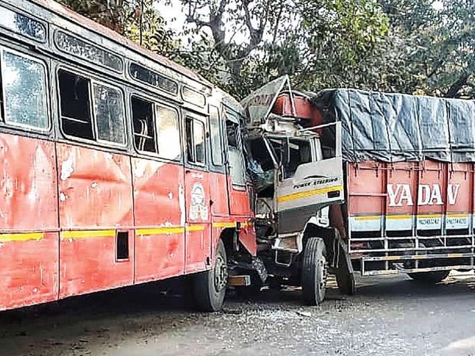 Accident, truck hit by ST on bend-shift route; 2 passengers injured | वाकण-पाली मार्गावर एसटीला अपघात, ट्रकने दिली धडक; २५ प्रवासी जखमी Accident, truck hit by ST on bend-shift route; 2 passengers injured | वाकण-पाली मार्गावर एसटीला अपघात, ट्रकने दिली धडक; २५ प्रवासी जखमी