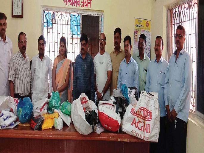 The action of the smelling sanitation committee; Holding a rickshaw full of plastic bags | वासांबे स्वच्छता समितीची कारवाई; प्लास्टिक पिशव्या पुरवणारी रिक्षा पकडली The action of the smelling sanitation committee; Holding a rickshaw full of plastic bags | वासांबे स्वच्छता समितीची कारवाई; प्लास्टिक पिशव्या पुरवणारी रिक्षा पकडली