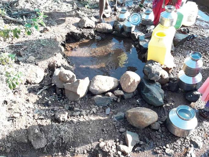 Thirsty Closed borewell, well drained for water | मेंदडी आदिवासीवाडी तहानलेली; बंद बोअरवेल, विहीर आटल्याने पाण्यासाठी वणवण Thirsty Closed borewell, well drained for water | मेंदडी आदिवासीवाडी तहानलेली; बंद बोअरवेल, विहीर आटल्याने पाण्यासाठी वणवण