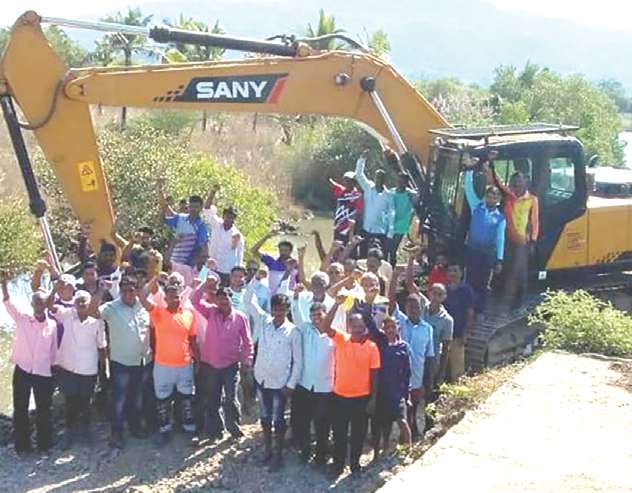 The villagers stopped the construction of the soil dam in Amboli | आंबोलीतील माती बंधाऱ्याचे काम ग्रामस्थांनी पाडले बंद The villagers stopped the construction of the soil dam in Amboli | आंबोलीतील माती बंधाऱ्याचे काम ग्रामस्थांनी पाडले बंद