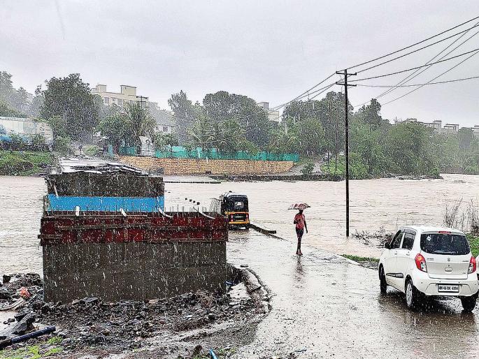 Car stuck on Umaroli bridge; | उमरोली पुलावर अडकली कार; पुराचा फटका Car stuck on Umaroli bridge; | उमरोली पुलावर अडकली कार; पुराचा फटका