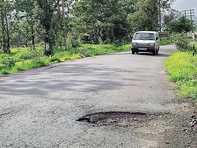 Khadade on Mahad-Raigad road | महाड-रायगड रस्त्यावर खड्डे; अपघाताची शक्यता, बांधकाम विभागाचेही दुर्लक्ष Khadade on Mahad-Raigad road | महाड-रायगड रस्त्यावर खड्डे; अपघाताची शक्यता, बांधकाम विभागाचेही दुर्लक्ष
