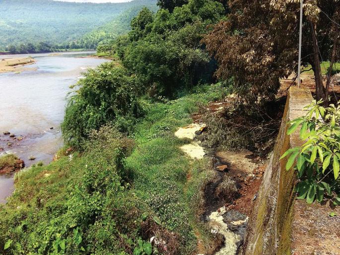 Stomach taken by sulfur near Kemburli village | केंबुर्ली गावाजवळ गंधकाने घेतला पेट Stomach taken by sulfur near Kemburli village | केंबुर्ली गावाजवळ गंधकाने घेतला पेट