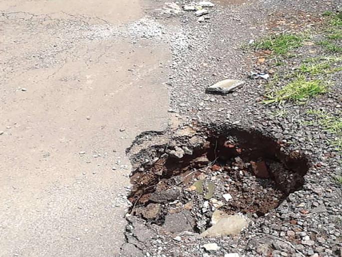 Drainage chamber in Roha falls; | रोह्यातील भुयारी ड्रेनेजचा चेंबर खचला; नागरिकांनी व्यक्त केली नाराजी Drainage chamber in Roha falls; | रोह्यातील भुयारी ड्रेनेजचा चेंबर खचला; नागरिकांनी व्यक्त केली नाराजी