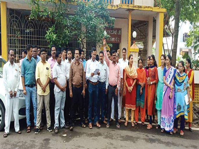 Holding staff at the District Collector's Office | जिल्हाधिकारी कार्यालयात कर्मचाऱ्यांचे धरणे Holding staff at the District Collector's Office | जिल्हाधिकारी कार्यालयात कर्मचाऱ्यांचे धरणे
