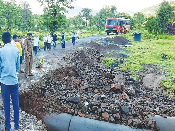 The gorge at Golgani was overthrown | गोळेगणी येथील मोरी उखडली