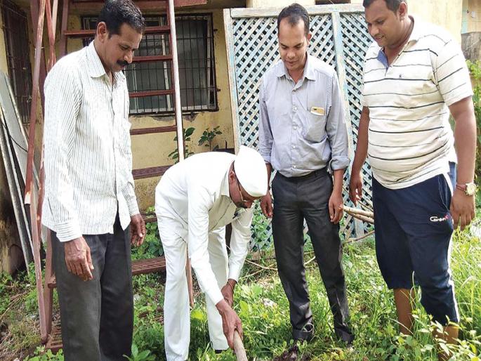 Attempts to deliver life to Kawal failed | कावळ्याला जीवदान देण्याचे प्रयत्न असफल Attempts to deliver life to Kawal failed | कावळ्याला जीवदान देण्याचे प्रयत्न असफल