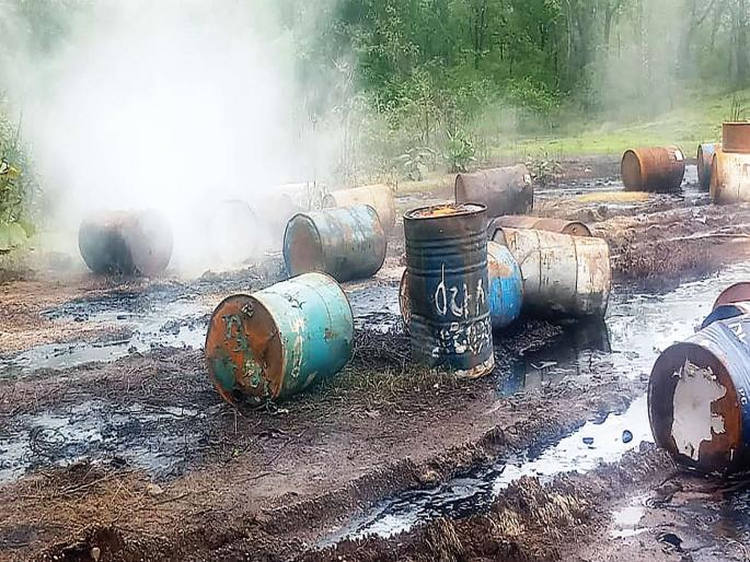 Chemicals buried in the fields at Potnar; Filed | पोटणेर येथे शेतामध्ये पुरले रासायनिक द्रव्य; गुन्हा दाखल Chemicals buried in the fields at Potnar; Filed | पोटणेर येथे शेतामध्ये पुरले रासायनिक द्रव्य; गुन्हा दाखल