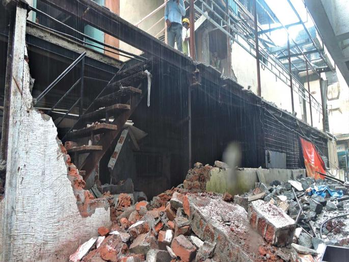 CIDCO's hammer at Signdon Hall | साईनंदन हॉलवर सिडकोचा हातोडा CIDCO's hammer at Signdon Hall | साईनंदन हॉलवर सिडकोचा हातोडा