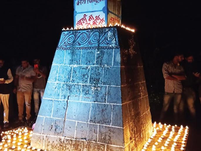 Deep festival at Siddhgad! A lamp for martyrs; Hundreds of lads paid homage to the martyrs | सिद्धगडावर दीपोत्सव! एक दिवा शहिदांसाठी; शेकडो पणत्या लावून हुतात्म्यांना श्रद्धांजली Deep festival at Siddhgad! A lamp for martyrs; Hundreds of lads paid homage to the martyrs | सिद्धगडावर दीपोत्सव! एक दिवा शहिदांसाठी; शेकडो पणत्या लावून हुतात्म्यांना श्रद्धांजली
