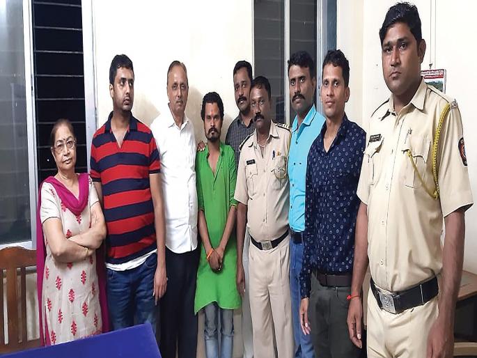 Son met with mother on alert of blacksmith villagers | लोहरे ग्रामस्थांच्या सतर्कतेने आईला भेटला मुलगा Son met with mother on alert of blacksmith villagers | लोहरे ग्रामस्थांच्या सतर्कतेने आईला भेटला मुलगा