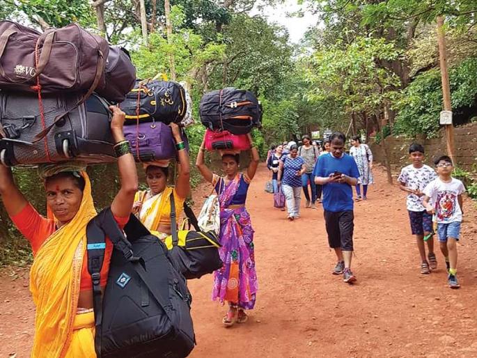 Hamali women do it for subsistence; Stories of struggling women who are 'like' | उदरनिर्वाहासाठी महिला करतात हमाली; 'अशी' आहे संघर्ष करणाऱ्या महिलांची कहाणी Hamali women do it for subsistence; Stories of struggling women who are 'like' | उदरनिर्वाहासाठी महिला करतात हमाली; 'अशी' आहे संघर्ष करणाऱ्या महिलांची कहाणी